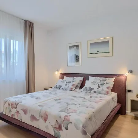 Villa Flora Abrega 펜션 포레치